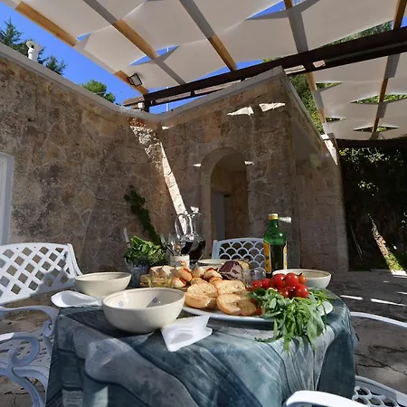 Trullo Matthias Heated Pool Homestay szállás *